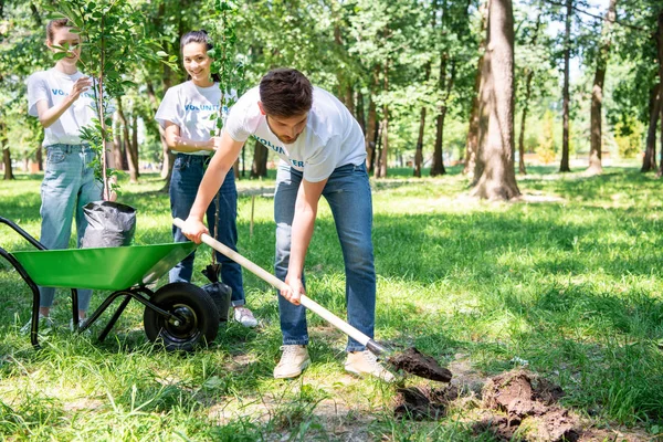 Frivilliga Plantera Träd Grön Park — Stockfoto