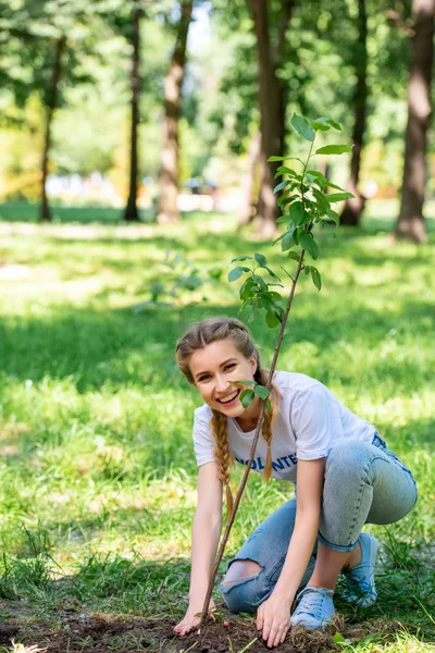 Sorrindo Belo Voluntário Plantando Nova Árvore Parque — Fotografia de Stock