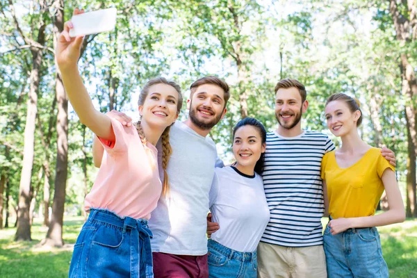 Jóvenes Amigos Sonrientes Tomando Selfie Smartphone Juntos Parque — Foto de Stock