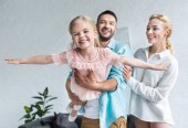 šťastná rodina s jedním dítětem baví spolu doma