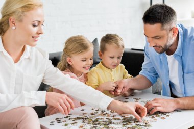 mutlu aile evde puzzle parçaları ile oynamak