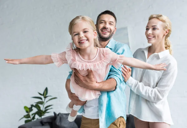 mutlu bir aile ile bir çocuk evde birlikte eğleniyor