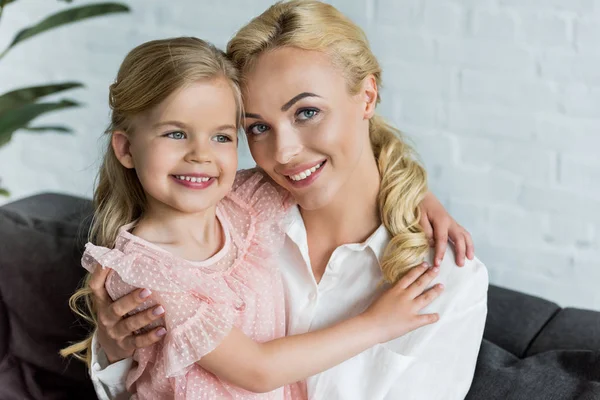 Mooie Gelukkige Moeder Dochter Thuis Knuffelen — Stockfoto