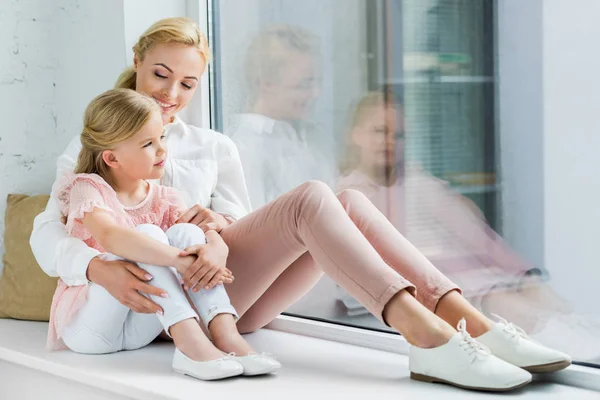 Schöne Glückliche Mutter Und Tochter Sitzen Zusammen Auf Der Fensterbank — Stockfoto