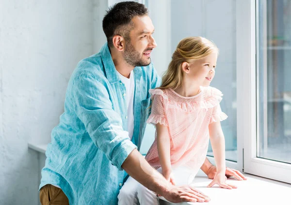 Feliz Padre Linda Hijita Mirando Ventana Juntos Casa — Foto de Stock