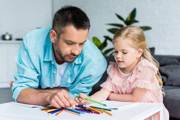 Vader Dochter Tekenen Met Kleurpotloden Samen Thuis — Stockfoto