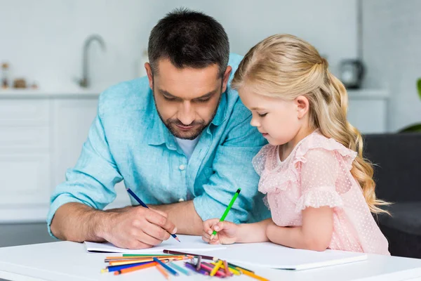 Apa Imádnivaló Kis Lánya Rajz Színes Ceruzák Együtt Otthon — Stock Fotó