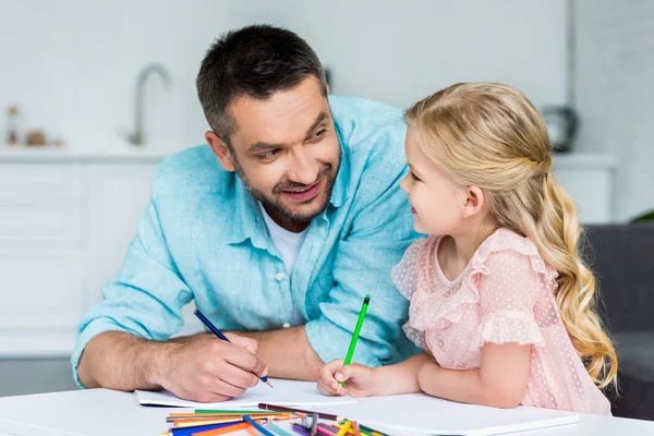 Feliz Pai Filha Sorrindo Uns Aos Outros Enquanto Reúnem Casa — Fotografia de Stock