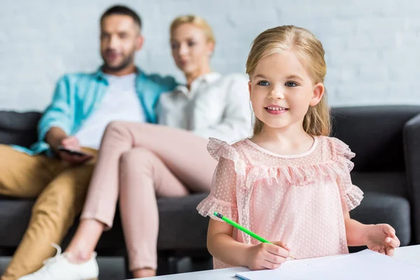 Entzückend Lächelndes Kind Mit Bleistift Während Eltern Hause Sitzen — Stockfoto