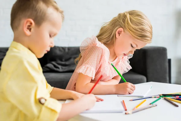 Entzückende Kleine Kinder Zeichnen Mit Buntstiften Hause — Stockfoto