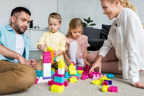 Padres Con Adorables Niños Pequeños Sentados Alfombra Jugando Con Bloques — Foto de Stock