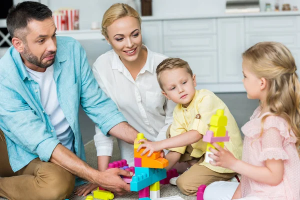 Genitori Con Adorabili Bambini Che Giocano Con Blocchi Colorati Casa — Foto Stock