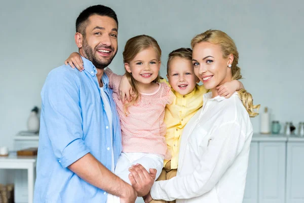 Mutlu Bir Aile Ile Birlikte Evde Kameraya Gülümseyen Iki Sevimli — Stok fotoğraf