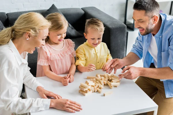 Família Feliz Com Dois Filhos Brincando Com Blocos Madeira Casa — Fotografia de Stock