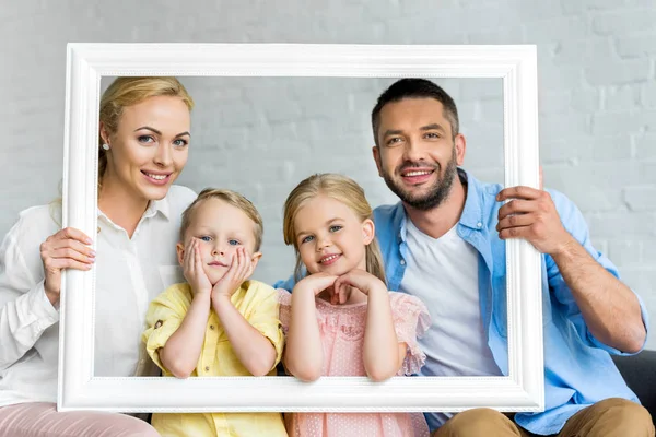 Felice Famiglia Che Tiene Cornice Sorride Alla Fotocamera — Foto Stock