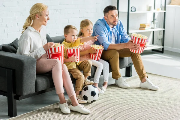 Família Com Dois Filhos Comendo Pipocas Assistindo Casa — Fotografia de Stock