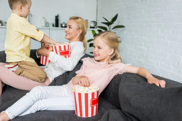 Glückliche Mutter Mit Süßen Kleinen Kindern Die Hause Zusammen Popcorn — kostenloses Stockfoto