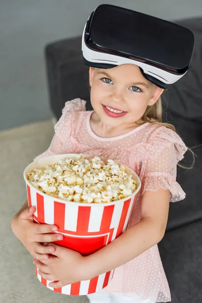 Hermoso Niño Caja Sujeción Auriculares Realidad Virtual Con Palomitas Maíz — Foto de stock gratis