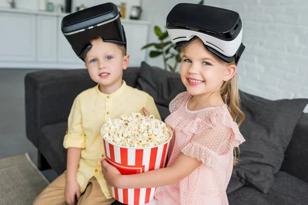 Adorables Niños Auriculares Realidad Virtual Sosteniendo Palomitas Maíz Caja Sonriendo — Foto de Stock