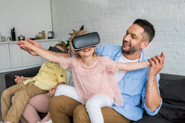 Happy Parents Playing Kids Using Virtual Reality Headsets Home — Stock Photo, Image
