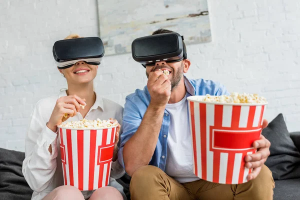 Happy Couple Virtual Reality Headsets Eating Popcorn Together Home — Stock Photo, Image