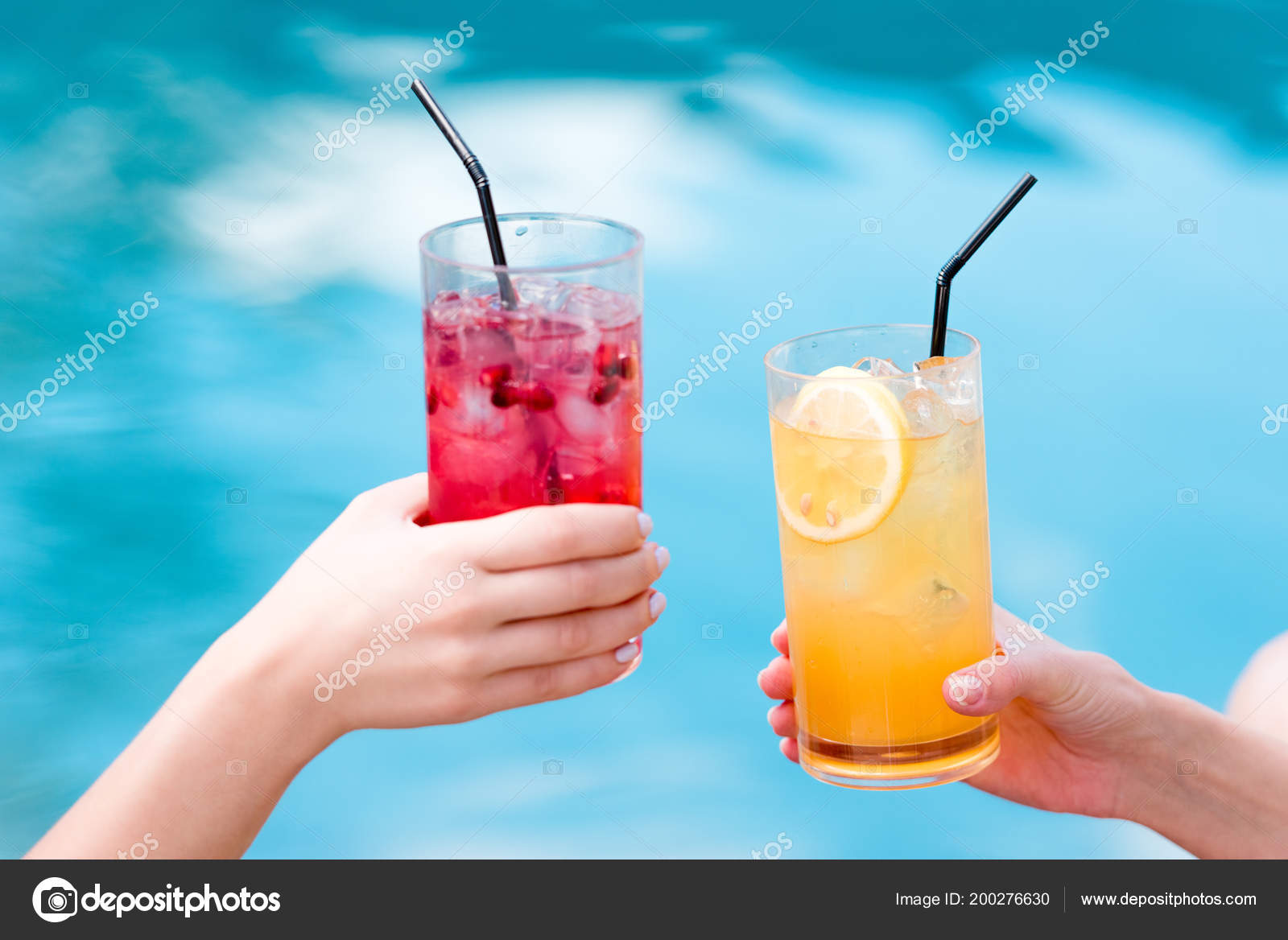 Cocktail Boissons Au Bord De La Piscine Images Libres De Droit Photos De Cocktail Boissons Au Bord De La Piscine Depositphotos