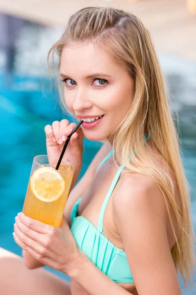 Belle Jeune Femme Avec Boisson Orange Rafraîchissante Regardant Caméra Bord — Photo