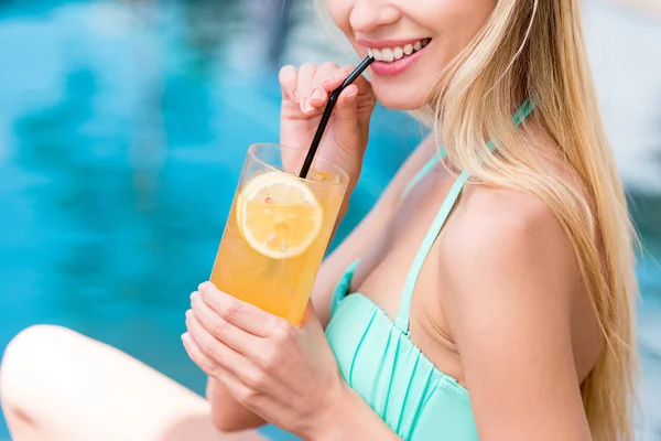 Plan Recadré Jeune Femme Avec Boisson Orange Rafraîchissante Bord Piscine — Photo