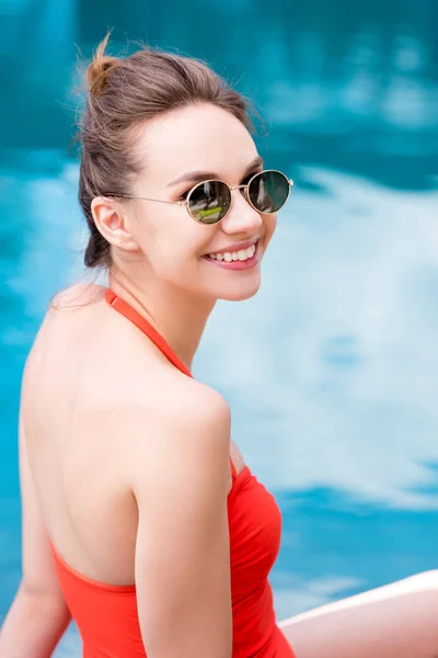 Havuz Başı Kırmızı Mayo Mutlu Genç Kadın — Stok fotoğraf