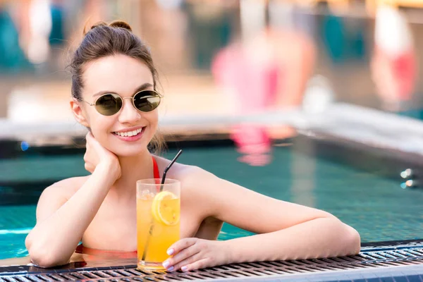 Attrayant Jeune Femme Avec Délicieux Cocktail Orange Relaxant Bord Piscine — Photo