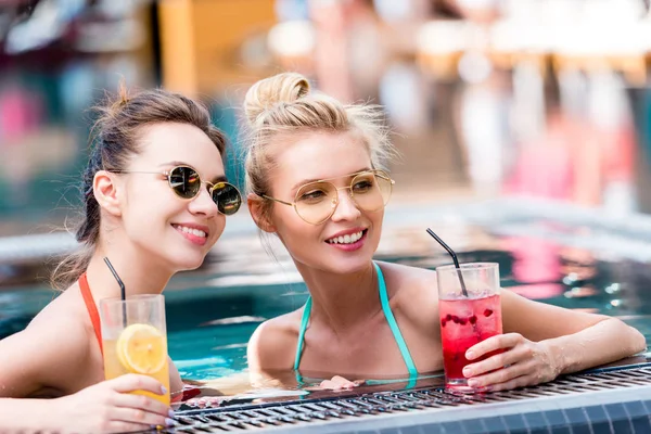 Belas Mulheres Jovens Com Deliciosos Coquetéis Relaxantes Piscina Conversando — Fotografia de Stock