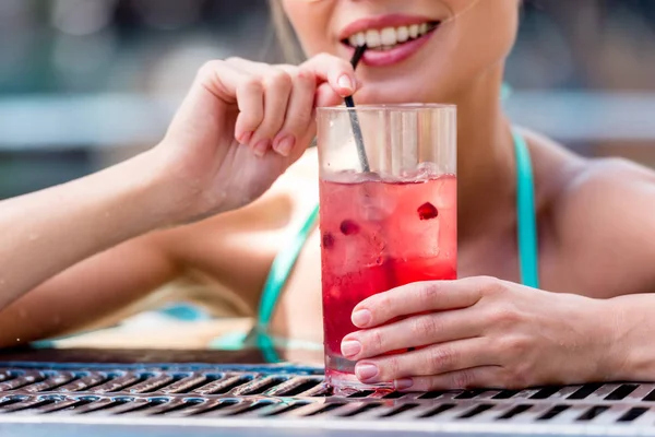 Cropped Shot Smiling Young Woman Drinking Fresh Cocktail Poolside — Stock Photo, Image