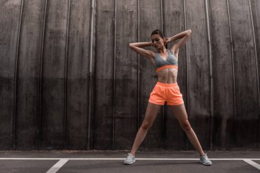 egzersiz ve Park üzerinde uzanan güzel sporcumuz