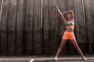 egzersiz ve Park üzerinde uzanan atletik kadın