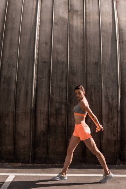 egzersiz ve silah Park üzerinde uzanan sportif kadın