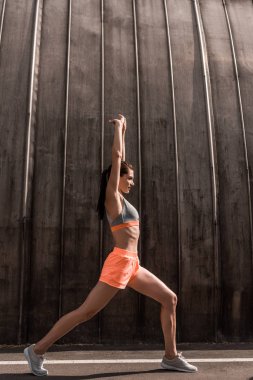 Eğitim ve silah Park üzerinde uzanan genç atletik kadın 