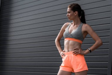 sportif kız spor fitness izci ile poz