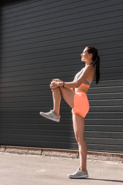 Şehir bacaklarda germe güzel atletik kadın
