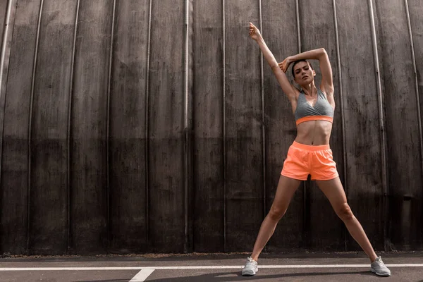 egzersiz ve Park üzerinde uzanan atletik kadın