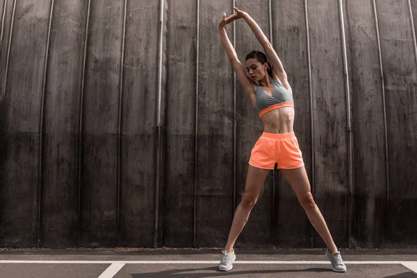 トレーニングとストレッチ腕運動の女性 — ストック写真