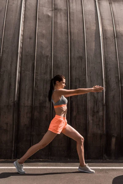 Young Beautiful Sportswoman Exercising Parking — Stock Photo, Image