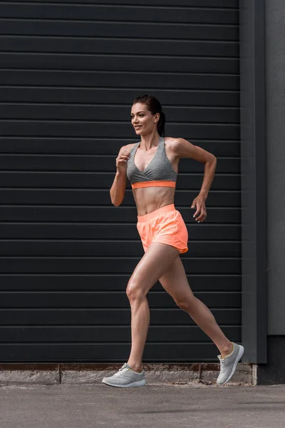 Young Beautiful Sportswoman Running Sportswear City — Stock Photo, Image