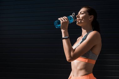 atletik kadın fitness izci içme suyu spor şişe ile
