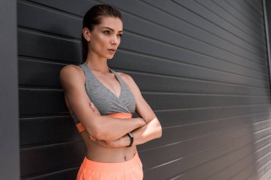 Genç emin sporcumuz Çapraz kollar ve fitness izci ile poz 