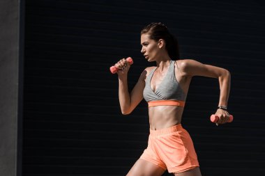Dambıl ile kaçan güzel konsantre atletik kız 