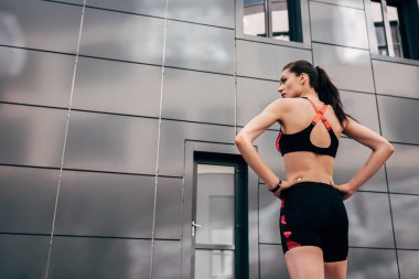 arkadan görünüşü genç sporcumuz spor içinde poz