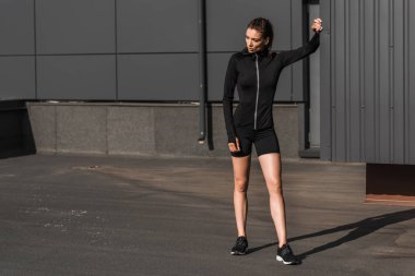 Termal giysili genç sportif kadın