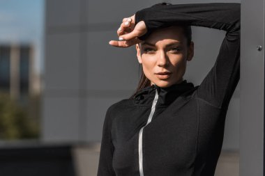 siyah termal giysilerle poz sporcumuz portresi