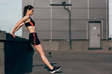 atletik kız çatıda itme yapıyor spor giyim