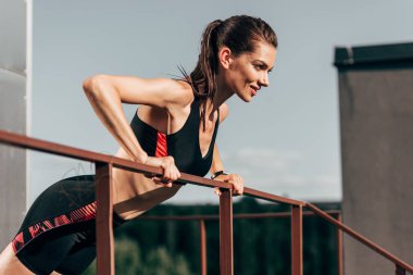 egzersiz ve gönderme, parmaklıklar çatıda yapıyor genç sporcumuz  